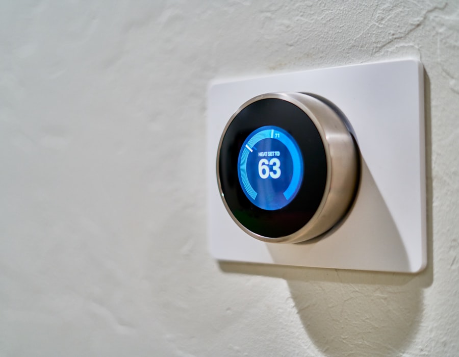 Smart-Home-Thermostat an der Wand